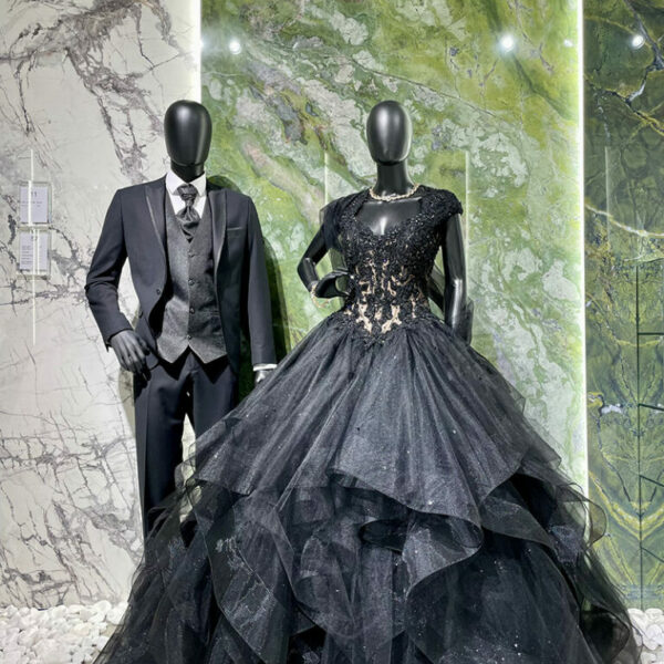 Costume de mariage noir foncé