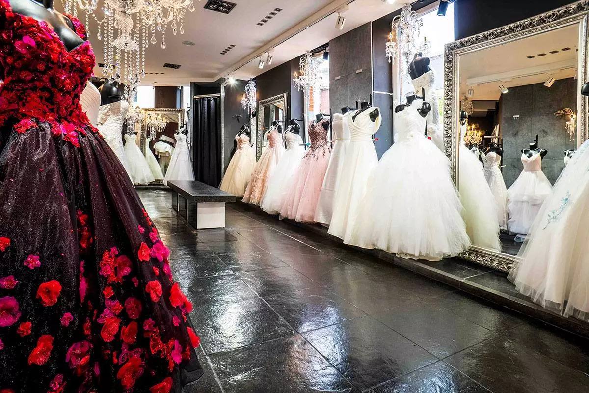 Robe de mariée originale et civile avec touches de couleurs pastel